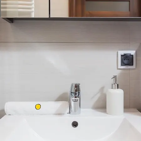 Inpoint One Bedroom With Balcony Self Check-in Near Vistula River&tauron Arena * 크라쿠프